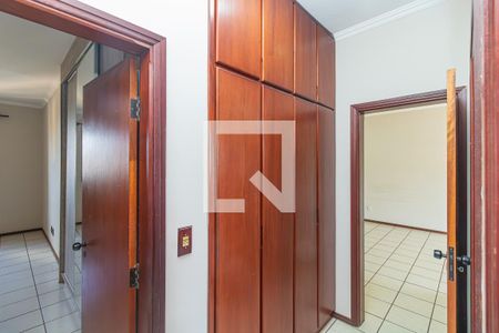 Apartamento para alugar com 121m², 3 quartos e 1 vaga Apartamento para alugar com 121m², 3 quartos e 1 vagaCorredor - Quartos e Banheiro