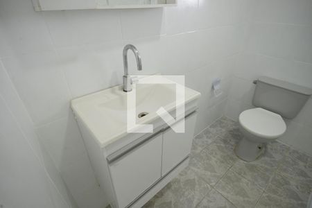 Banheiro de casa para alugar com 2 quartos, 80m² em Vila Monumento, São Paulo