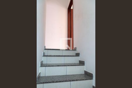 Casa para alugar com 100m², 2 quartos e 2 vagasEscada