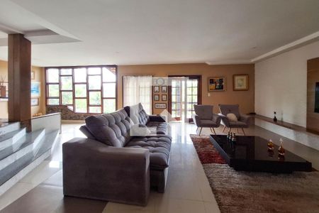 Sala de casa de condomínio para alugar com 5 quartos, 370m² em Badu, Niterói