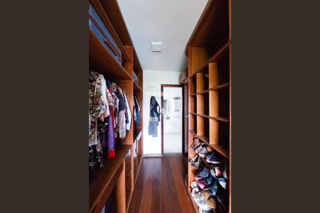 Casa de condomínio à venda com 470m², 5 quartos e 3 vagas Casa de condomínio à venda com 470m², 5 quartos e 3 vagasCloset da suíte 1