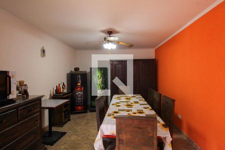 Casa à venda com 212m², 4 quartos e 4 vagasSala