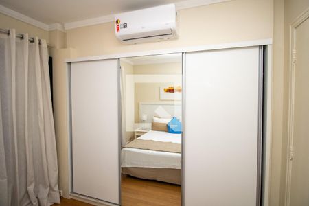 Quarto, armário e ar condicionado  de apartamento à venda com 1 quarto, 47m² em Itaim Bibi, São Paulo