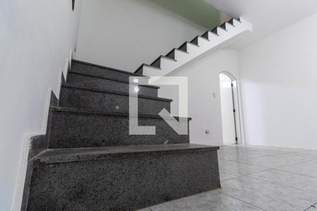 Escada de casa para alugar com 3 quartos, 160m² em Vila Granada, São Paulo