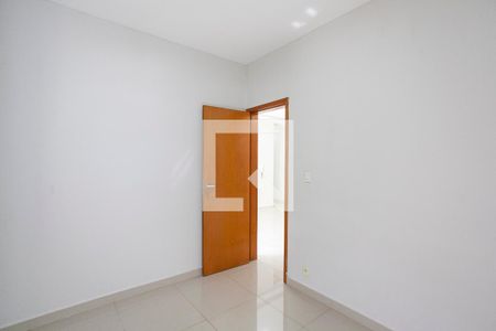 Quarto 1 de apartamento para alugar com 2 quartos, 48m² em Santa Mônica, Uberlândia