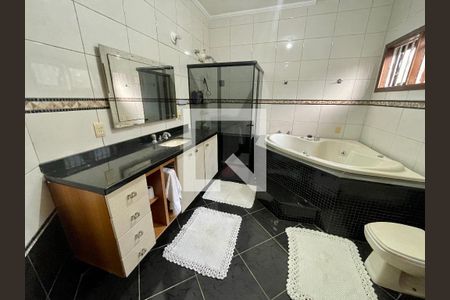 Casa de condomínio para alugar com 1000m², 3 quartos e 4 vagas Casa de condomínio para alugar com 1000m², 3 quartos e 4 vagasBanheito da Suíte