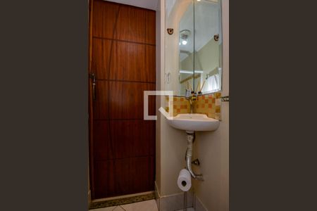 Casa à venda com 291m², 5 quartos e 3 vagas Casa à venda com 291m², 5 quartos e 3 vagasBanheiro Social