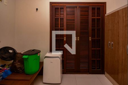 Casa à venda com 291m², 5 quartos e 3 vagas Casa à venda com 291m², 5 quartos e 3 vagasQuarto 2