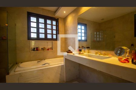 Casa à venda com 610m², 4 quartos e 3 vagasBanheiro da Suíte