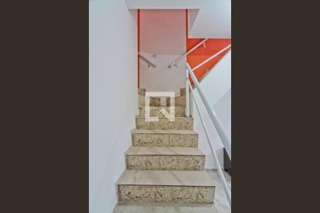 Escada de casa para alugar com 3 quartos, 180m² em Vila Ramos, São Paulo