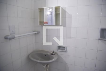 Banheiro de casa para alugar com 1 quarto, 40m² em Vila Mangalot, São Paulo