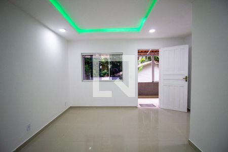 Sala de casa para alugar com 2 quartos, 185m² em Vargem Grande, Rio de Janeiro