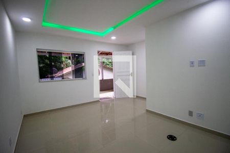 Sala de casa para alugar com 2 quartos, 185m² em Vargem Grande, Rio de Janeiro