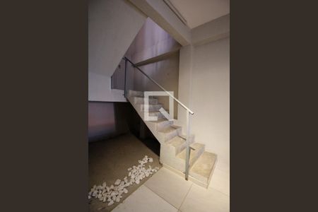 Casa para alugar com 210m², 2 quartos e 1 vaga Casa para alugar com 210m², 2 quartos e 1 vagaEscada