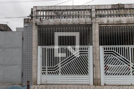 Casa à venda com 101m², 2 quartos e 1 vaga Casa à venda com 101m², 2 quartos e 1 vagaFachada