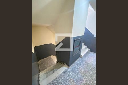 Apartamento à venda com 130m², 2 quartos e 1 vaga Apartamento à venda com 130m², 2 quartos e 1 vagaEscadas de acesso