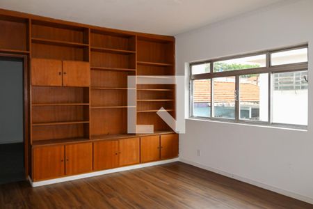 Casa para alugar com 310m², 5 quartos e 5 vagas Casa para alugar com 310m², 5 quartos e 5 vagasEdícula