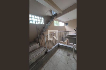 Casa para alugar com 80m², 2 quartos e 1 vaga Casa para alugar com 80m², 2 quartos e 1 vagaEscada