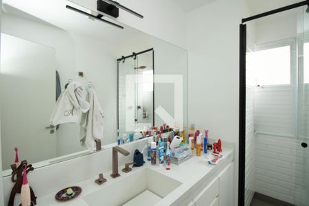 Apartamento à venda com 166m², 4 quartos e 2 vagas Apartamento à venda com 166m², 4 quartos e 2 vagasBanheiro 1, bancada pia e espelho