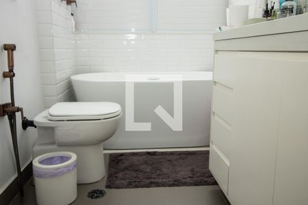 Apartamento à venda com 166m², 4 quartos e 2 vagas Apartamento à venda com 166m², 4 quartos e 2 vagasBanheiro 2, banheira e louça sanitária