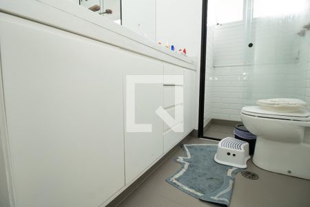 Apartamento à venda com 166m², 4 quartos e 2 vagas Apartamento à venda com 166m², 4 quartos e 2 vagasBanheiro 1, armário e louça sanitária na