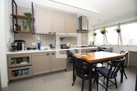 Apartamento à venda com 166m², 4 quartos e 2 vagas Apartamento à venda com 166m², 4 quartos e 2 vagasCozinha, mesa de refeição