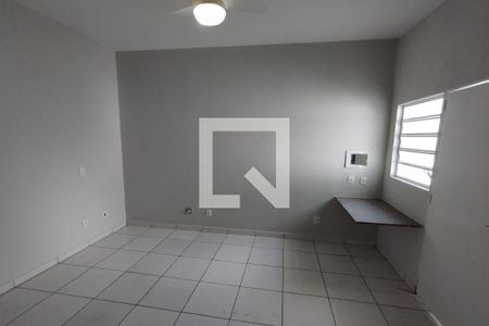Sala - Dormitório de kitnet/studio para alugar com 1 quarto, 28m² em Vila Tiberio, Ribeirão Preto