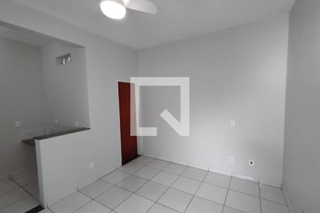Sala - Dormitório de kitnet/studio para alugar com 1 quarto, 28m² em Vila Tiberio, Ribeirão Preto