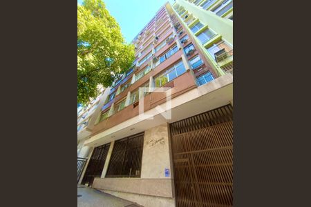 Fachada com cartaz QA de apartamento à venda com 3 quartos, 102m² em Copacabana, Rio de Janeiro