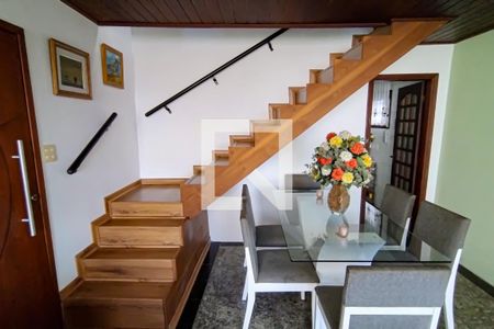 escada de casa de condomínio à venda com 2 quartos, 331m² em Jacarepaguá, Rio de Janeiro