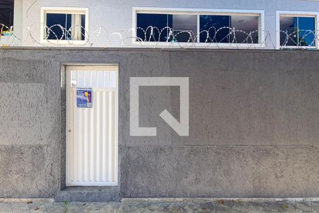 Fachada casa com placa de casa para alugar com 2 quartos, 60m² em Piedade, Rio de Janeiro