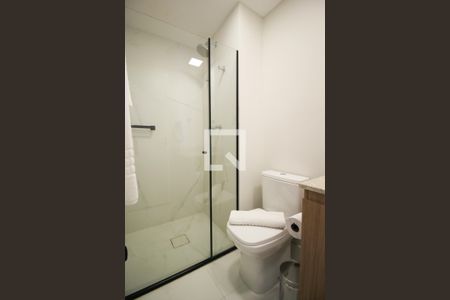 Banheiro  de kitnet/studio para alugar com 1 quarto, 27m² em Indianópolis, São Paulo