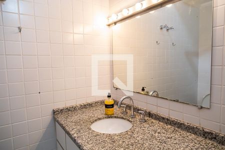 Casa à venda com 350m², 5 quartos e 4 vagasBanheiro da Suíte 2 - Pia