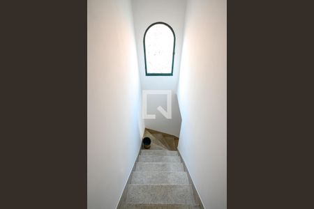 Casa à venda com 112m², 2 quartos e 2 vagasEscada