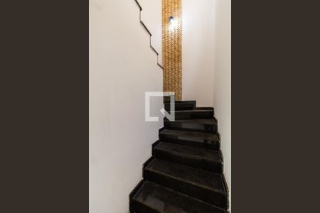 Casa para alugar com 120m², 3 quartos e 2 vagasEscada 
