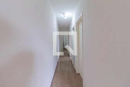 Corredor interno de casa à venda com 3 quartos, 180m² em Umuarama, Osasco