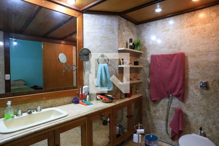 Apartamento à venda com 198m², 4 quartos e 3 vagas Apartamento à venda com 198m², 4 quartos e 3 vagasBanheiro da Suíte