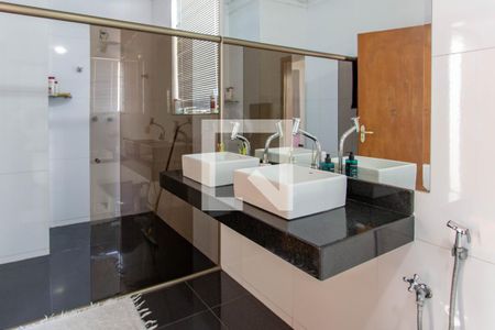 Casa à venda com 278m², 4 quartos e 6 vagasBanheiro da Suíte