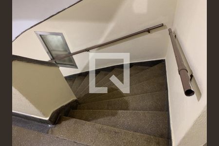Apartamento para alugar com 55m², 2 quartos e sem vagaEscada
