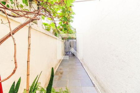 Casa à venda com 100m², 2 quartos e 2 vagasCorredor externo Lateral