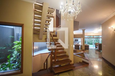 Escada de casa de condomínio para alugar com 3 quartos, 519m² em Jardim Morumbi, São Paulo