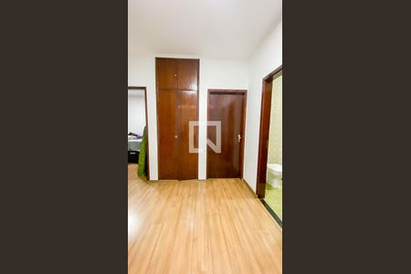 Casa à venda com 174m², 4 quartos e 2 vagas Casa à venda com 174m², 4 quartos e 2 vagasHall entre Quartos