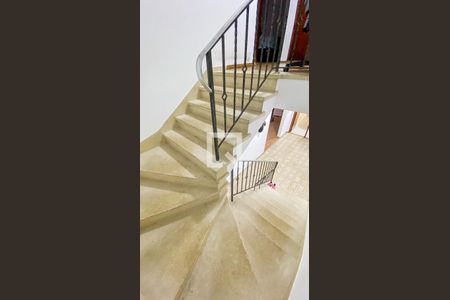 Casa à venda com 174m², 4 quartos e 2 vagas Casa à venda com 174m², 4 quartos e 2 vagasEscada