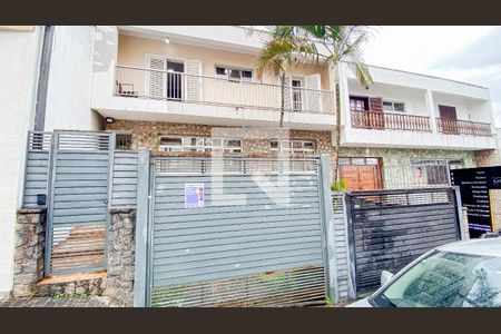 Casa à venda com 174m², 4 quartos e 2 vagas Casa à venda com 174m², 4 quartos e 2 vagasFachada