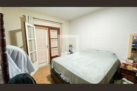 Casa à venda com 174m², 4 quartos e 2 vagas Casa à venda com 174m², 4 quartos e 2 vagasSuite