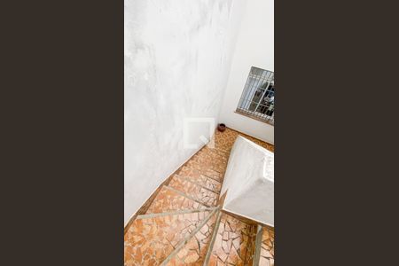 Casa à venda com 174m², 4 quartos e 2 vagas Casa à venda com 174m², 4 quartos e 2 vagasEscada