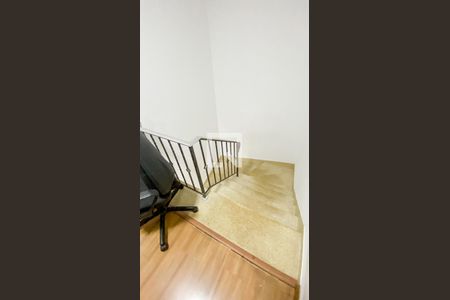 Casa à venda com 174m², 4 quartos e 2 vagas Casa à venda com 174m², 4 quartos e 2 vagasEscada