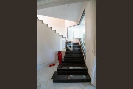 Escada de casa de condomínio para alugar com 4 quartos, 549m² em Setor Habitacional Vicente Pires, Brasília