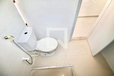 Banheiro de kitnet/studio para alugar com 0 quarto, 27m² em Amaralina, Salvador