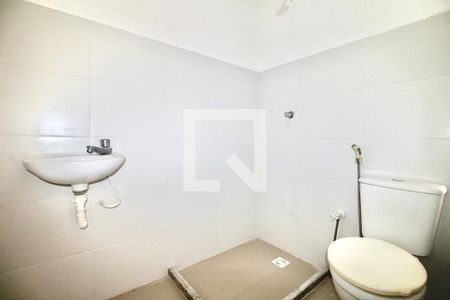 Banheiro de kitnet/studio para alugar com 0 quarto, 27m² em Amaralina, Salvador